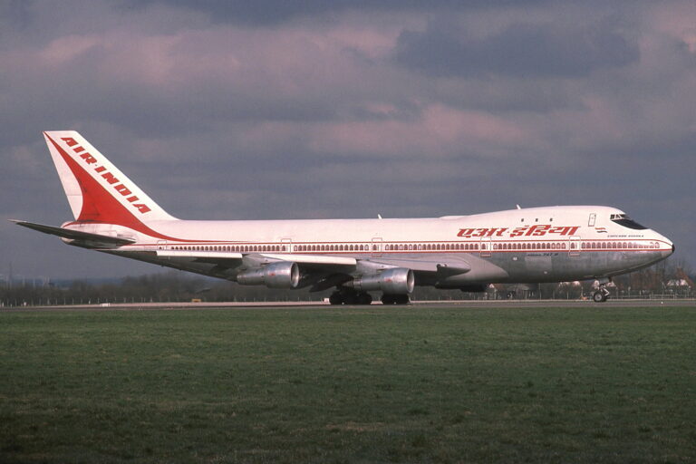 VT-EBD_Heathrow_27-2-1977-1