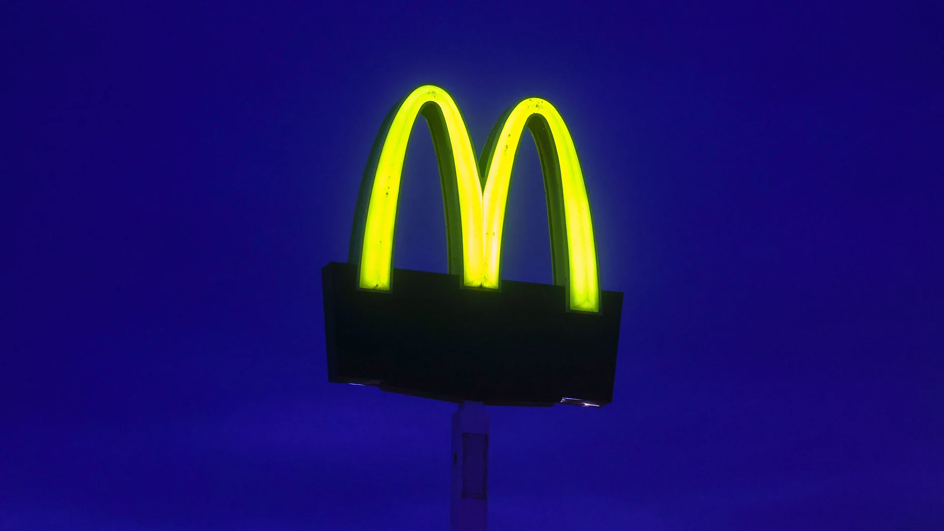 mcdonalds-open-later-inc-GettyImages-1244621488