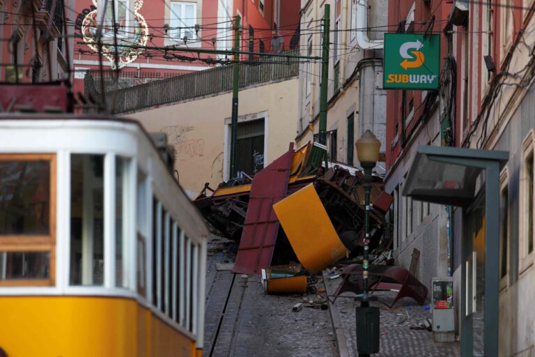 04int-lisbon-vtcg-threeByTwoLargeAt2X-1