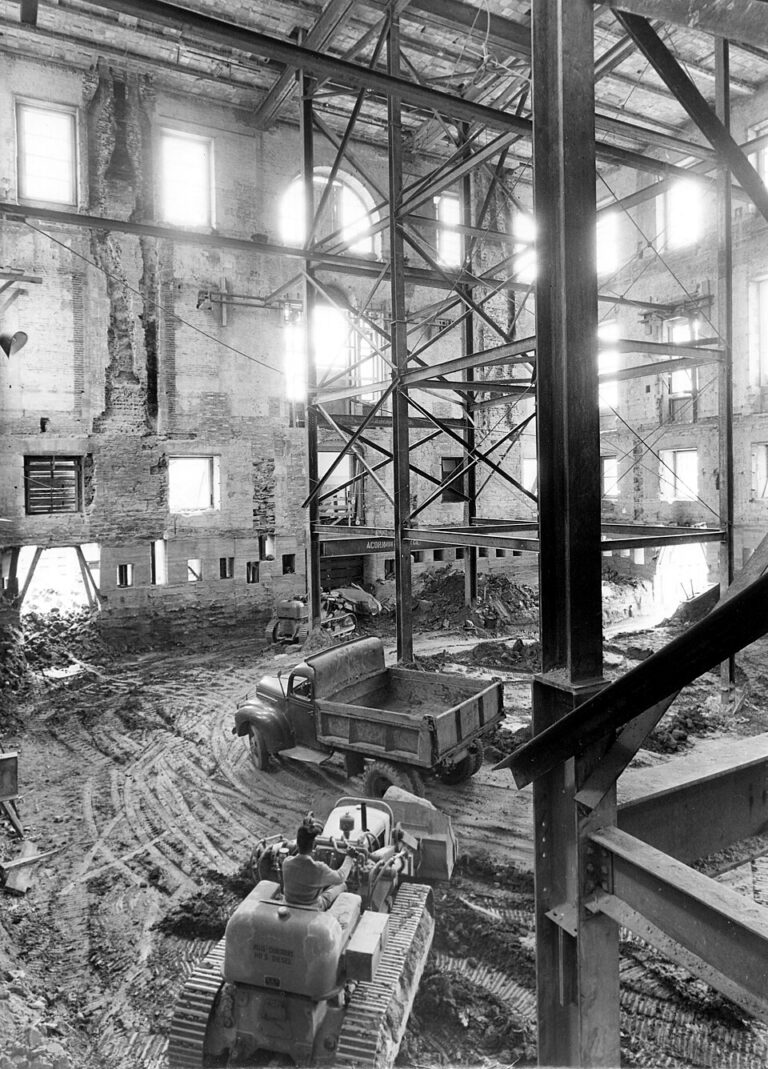 The_Shell_of_the_White_House_during_the_Renovation-05-17-1950