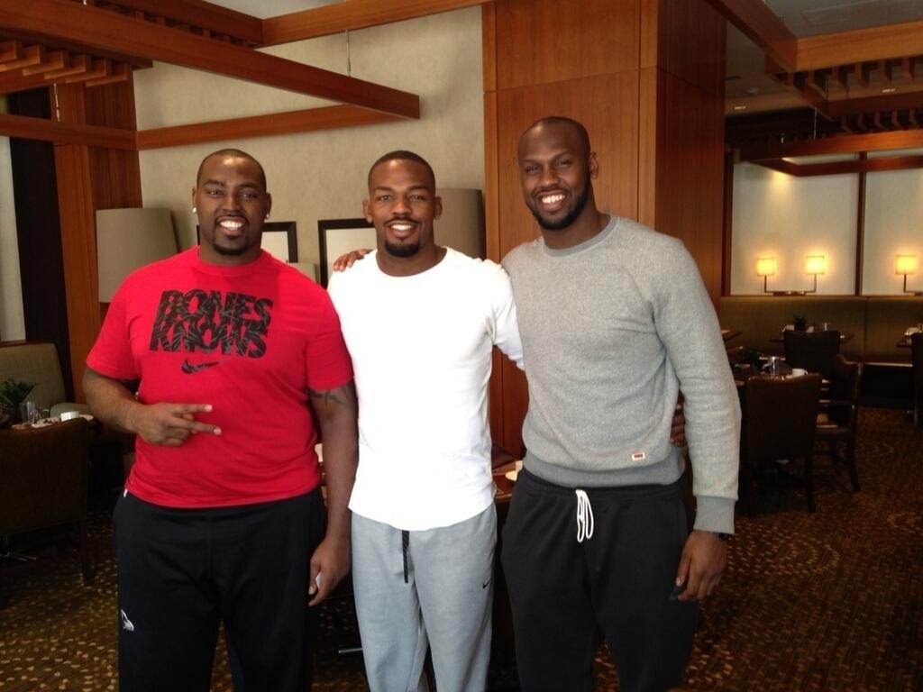 campeao-dos-meio-pesados-jon-jones-encontra-os-irmaos-arthur-e-chandler-antes-de-sua-luta-contra-chael-sonnen-no-ufc-159-1367101288939_1024x768-4