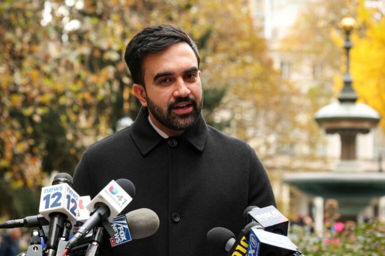 2025-11-20T160351Z_1087417475_RC2E0IAO8RZD_RTRMADP_3_USA-NEW-YORK-MAMDANI-1763658961